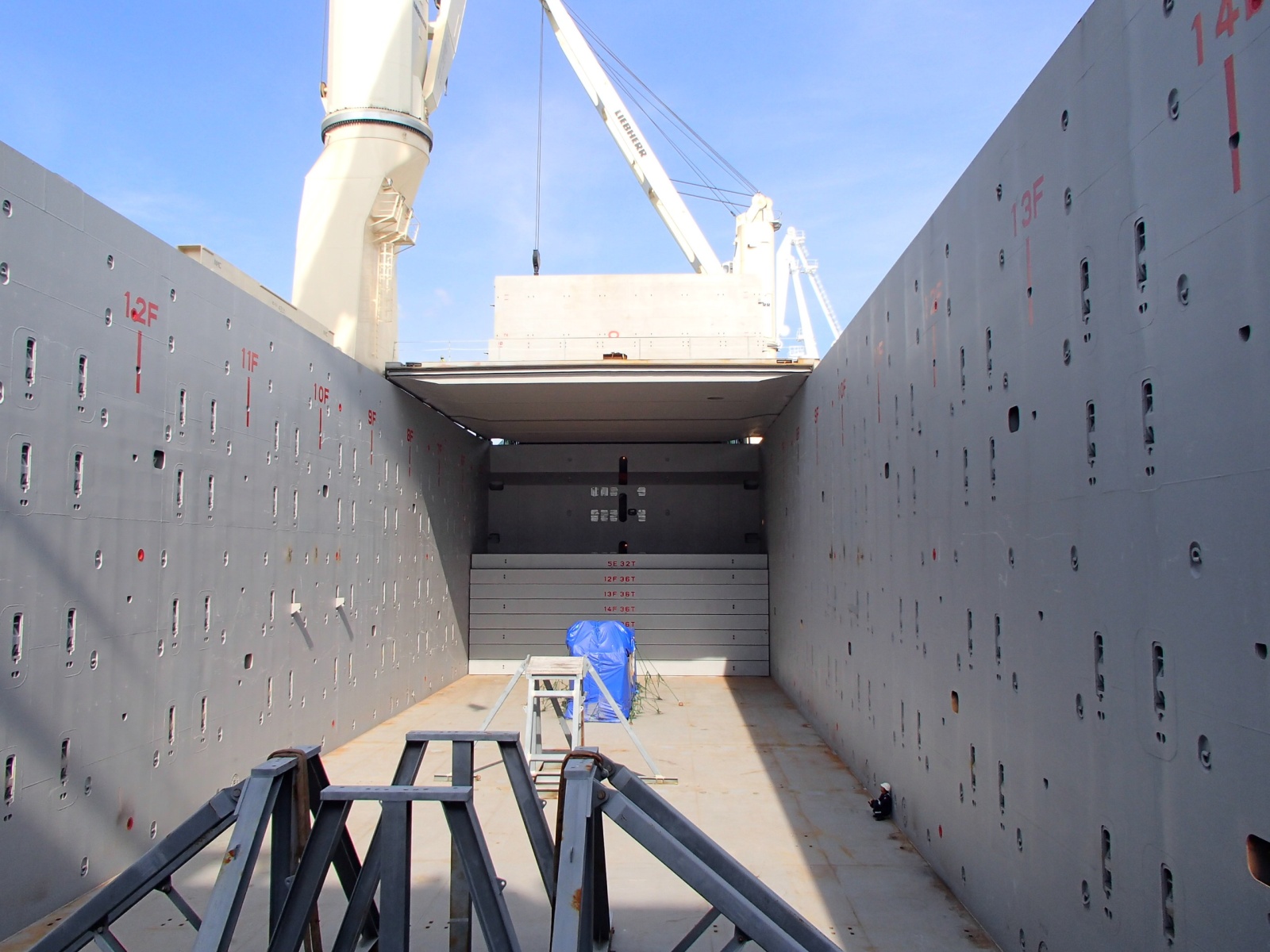 Tweendeck hatch covers and movable bulkhead