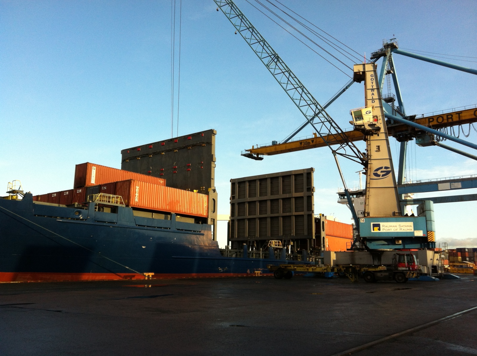 Hydraulic pivoting hatch covers